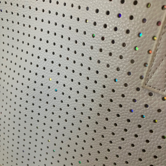 It Cosmetics 2024 Summer Beach Bag Large Shoulder Tote White & Iridescent Lined - Picture 7 of 8